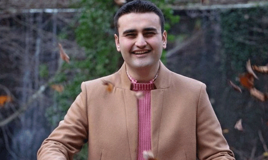 Kamera karşısında elini doğradı