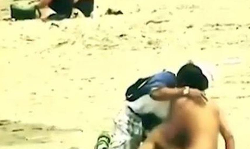 Halk plajında bikinisini çıkardı! Erkeklerin tepkilerini kayda aldı... O görüntüler sosyal medyada olay oldu