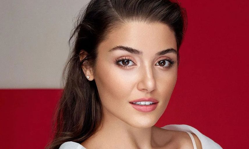 Hande Erçel'in Siyah Beyaz Paylaşımı Hayranlarından Tam Not Aldı
