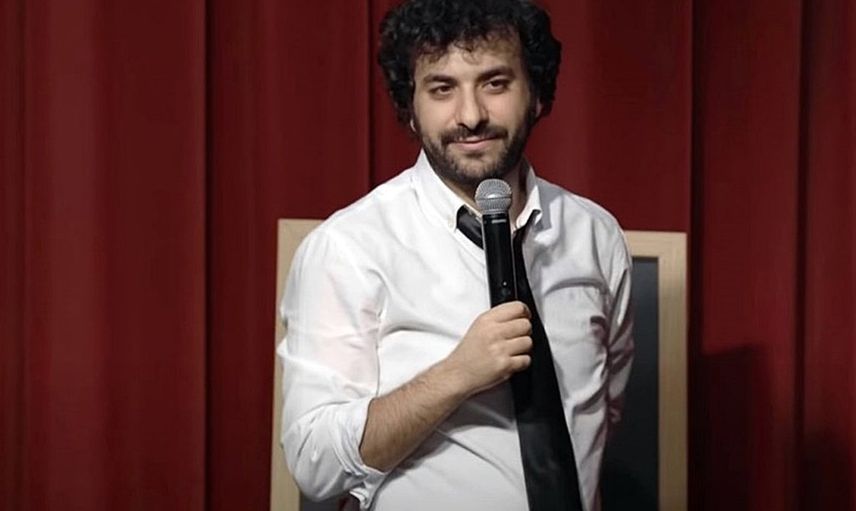 Hasan Can Kaya konuğuna öyle bir şey söyledi ki ortalık yıkıldı! Dekoltesini görünce dayanamadı… Seni ve silikonlarını sahneye alalım!
