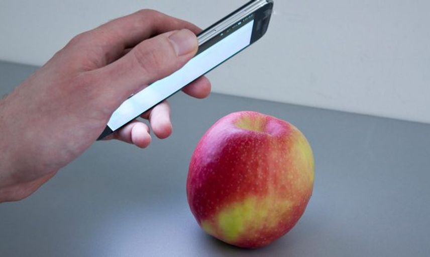 Telefonların Arkasında Bulunun Siyah Nokta Meğer Bu İşe Yarıyormuş