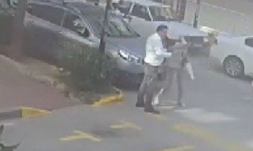 Herkesin önünde genç kadını dövmekten beter etti