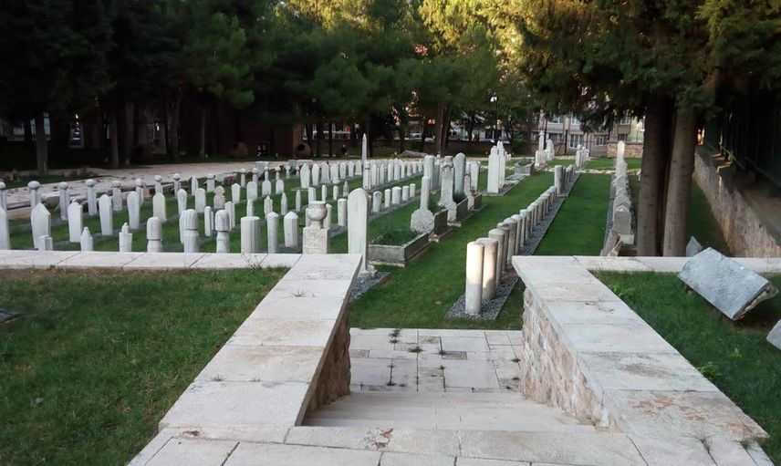 Büyükbabasının mezarında fotoğraf çekilen torun mahkemelik oldu