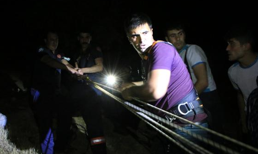 Elazığ’da Uçurumun Eşiğinde Kalan Kadın İçin Film Sahnelerini Aratmayan Bir Operasyon Düzenlendi