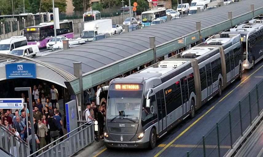 Metrobüs Durağında Beni İttin Tartışması Kavgaya Sebep Oldu