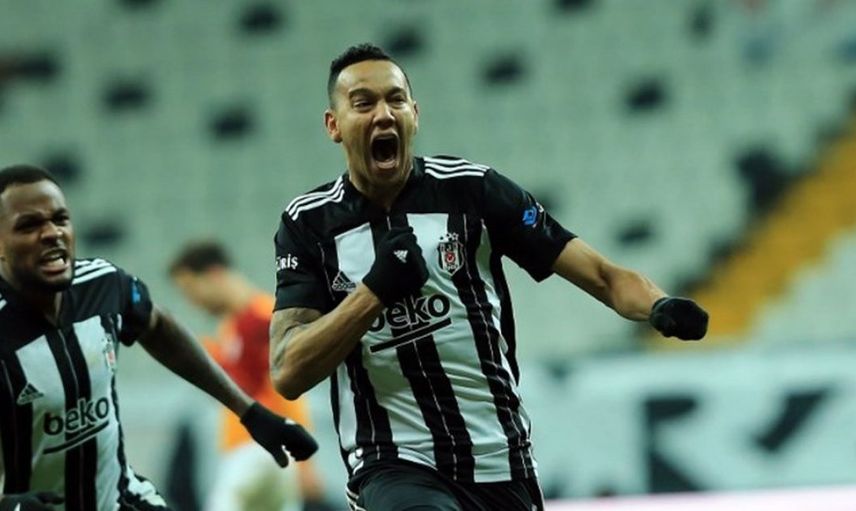 Performansı alkış almakta!