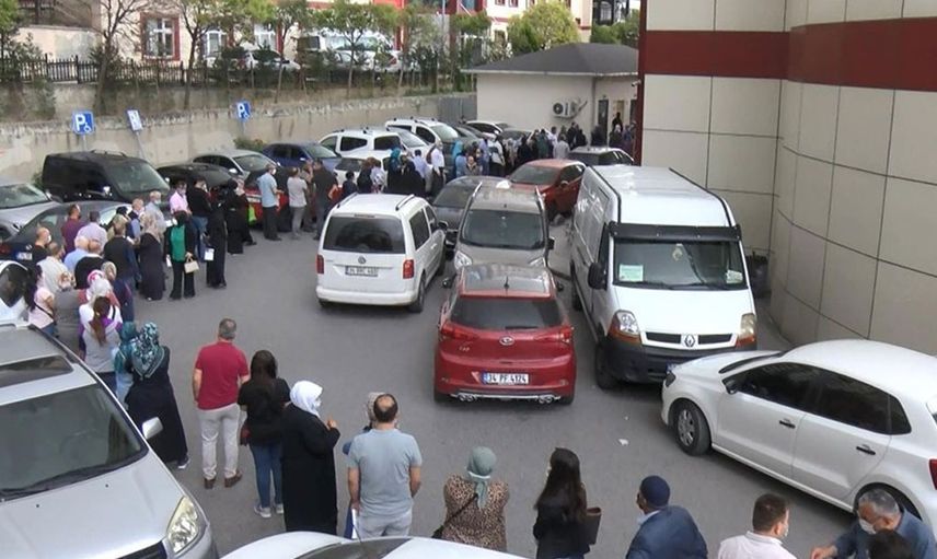 Vatandaşlar Hastanelere Akın Etti! İstanbul'da Uzun Aşı Kuyrukları Oluştu