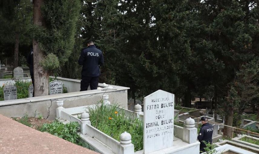 Kocaeli'de Mezarlığı Dua Etmek İçin Gitti, Kayıp Oğlunun Cesedini Buldu