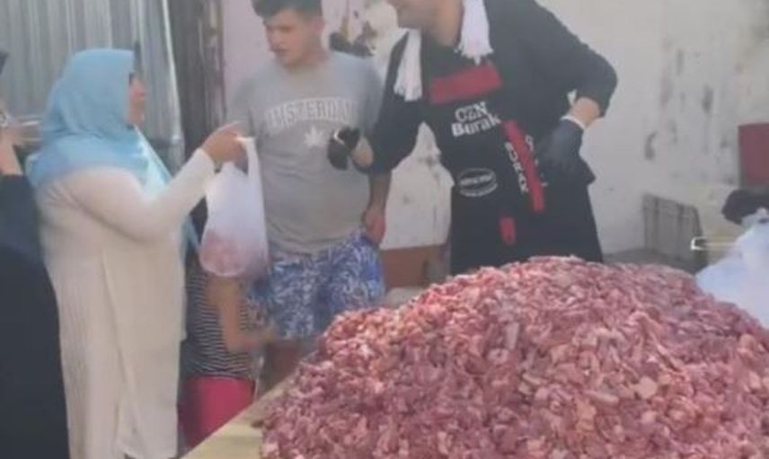 CZN Burak Sokak Ortasında Kavurma Yapıp İnsanlara Dağıttı