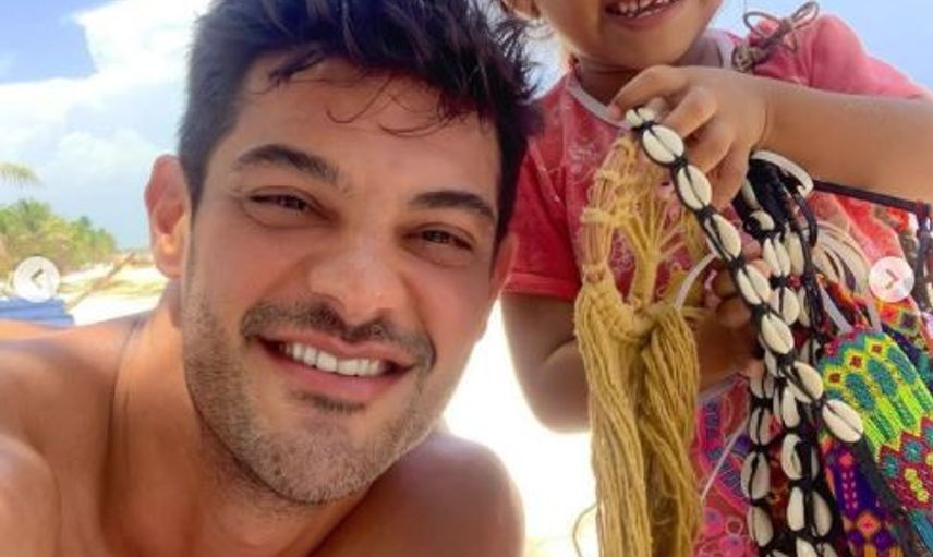 Hadise ile Mehmet Dinçerler'den Tatil Pozları! Kaslarıyla Şov Yaptı