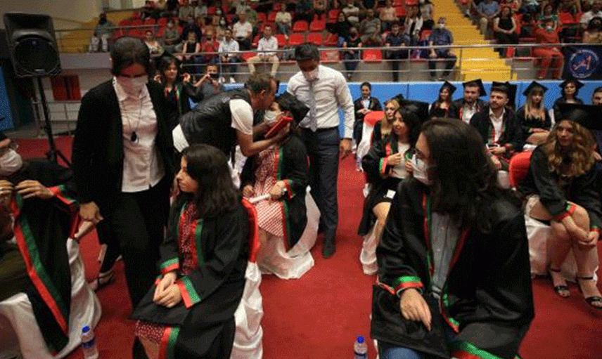 Antalya'da Görme Engelli Kız Hukuk Fakültesinden Mezun Oldu