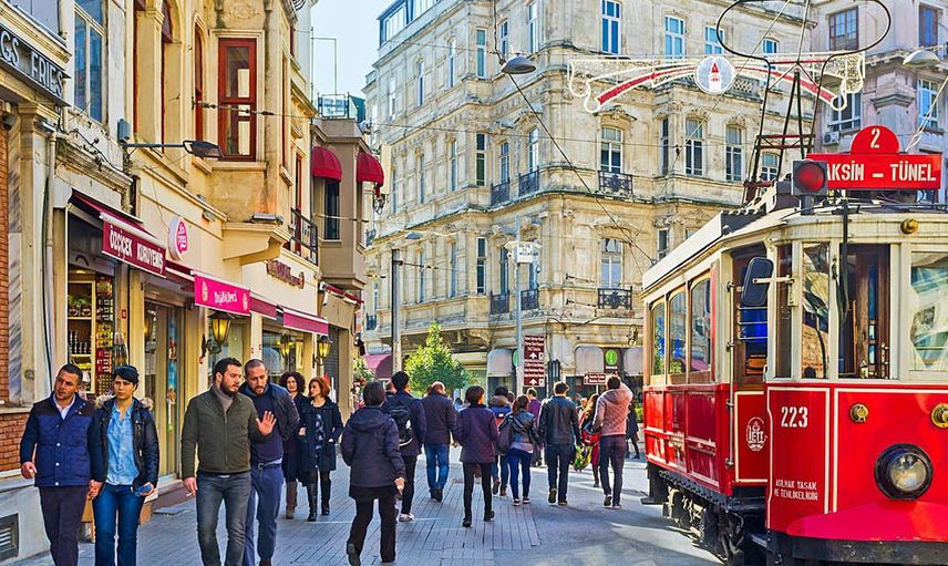 İstanbul’un her sokağı bir kasabadır