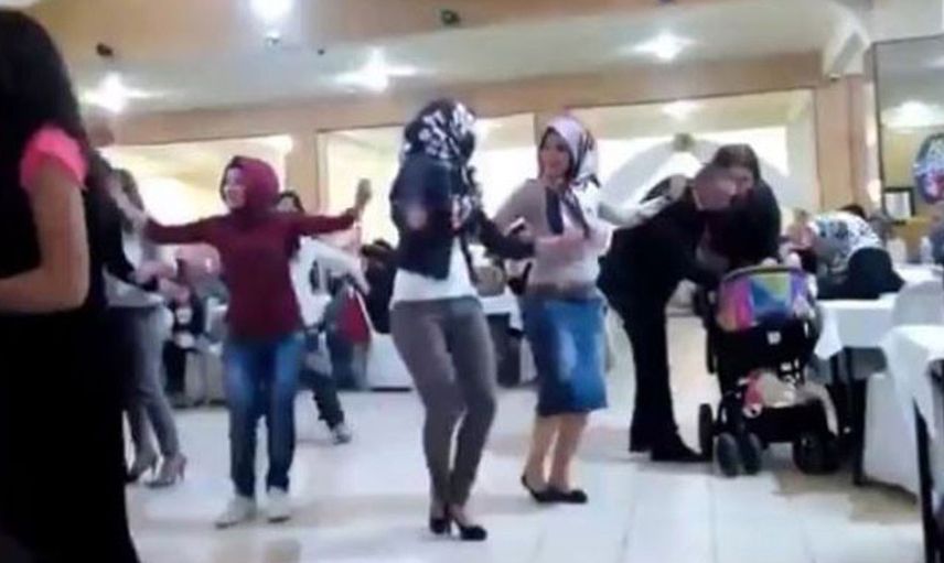 Sokak ortasında davranışlarıyla taktığı başörtüsüne halel getiren kişiler