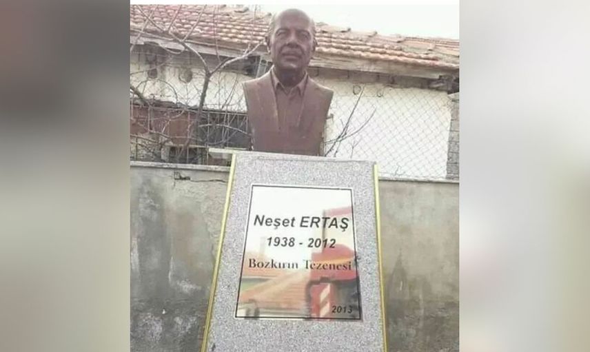 Büyük usta Neşet Ertaş'a yapılan saygısızlık Türk halkını çok kızdırdı! Usta sanatçının heykeli parçalandı