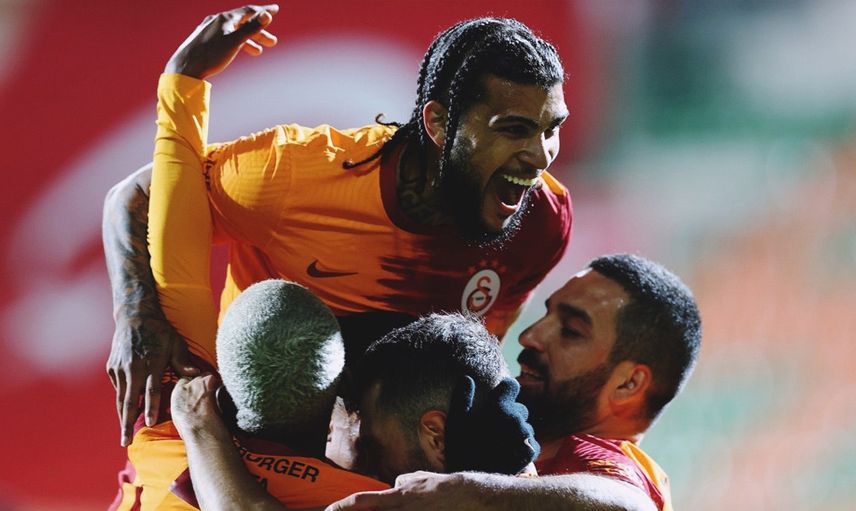 Galatasaray DeAndre Yedlin İle Yollarını Ayırıyor!