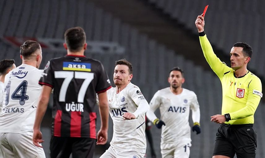 Fatih Karagümrük - Fenerbahçe Maçında Kırmızı Kart Gören Caner Erkin'in Hakeme Söylediği Sözler Ortaya Çıktı!
