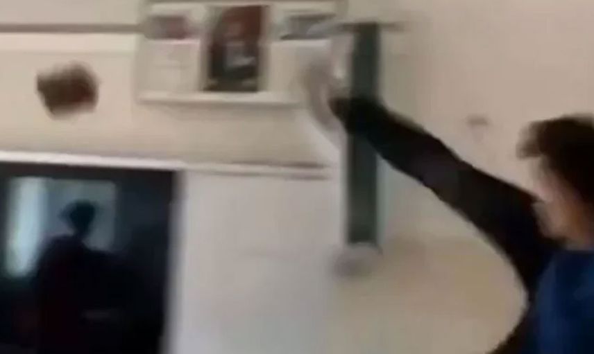 İki lise öğrencisi sınıfın ortasında Kur'an-ı Kerim’i tekmelediler: O görüntülere tepkiler çığ gibi büyüyor 