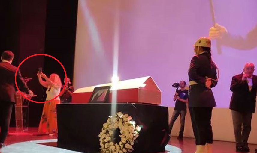 İlhan İrem'e son veda! Ünlü şarkıcının cenaze töreni düzenlendi usta isme yapılan saygısızlık törene damga vurdu