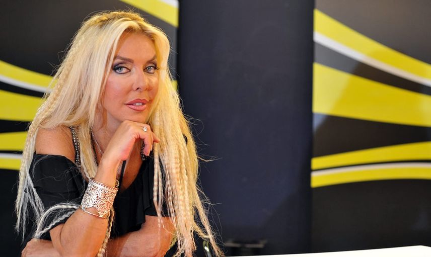 Ahu Tuğba fiziği ile genç kızlara taş çıkarttı! Yeşilçam'ın ünlü ismi Miami sahillerinde sereserpe pozlar verdi