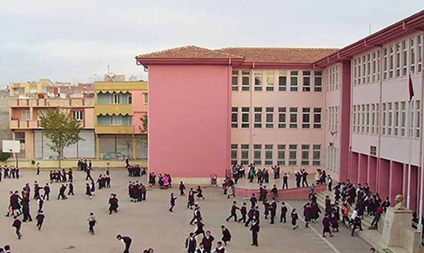 İngiltere'de büyük bir rezillik yaşandı! Okul yönetimi Müslüman çocuklara domuz eti yedirdi