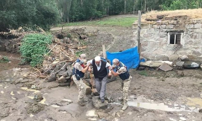 Selden Etkilenen Vatandaşlara Jandarma Yardım Eli Uzattı!