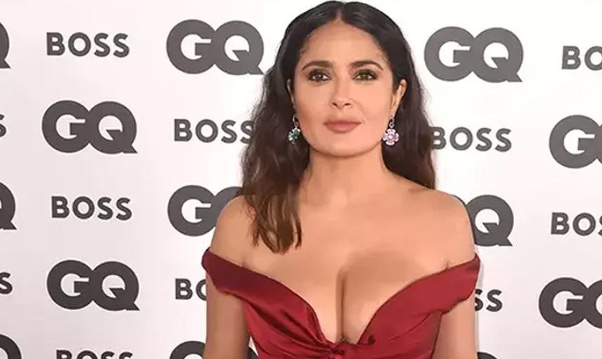 Bornozuyla video çekerken göğsü açıldı! Bakın Salma Hayek o frikiği nasıl sansürledi...