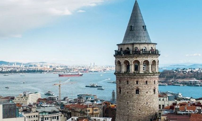 İstanbul Galata’da bir adam kendini yaktı! Çevredeki vatandaşlar da selfie çekti