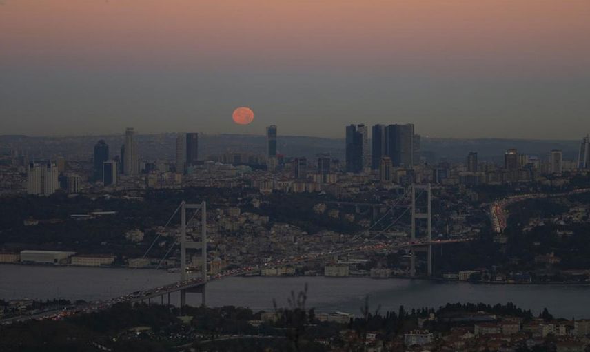 İstanbul'da eşsiz dolunay görüntüsü fotoğraflandı: İşte o anlar...