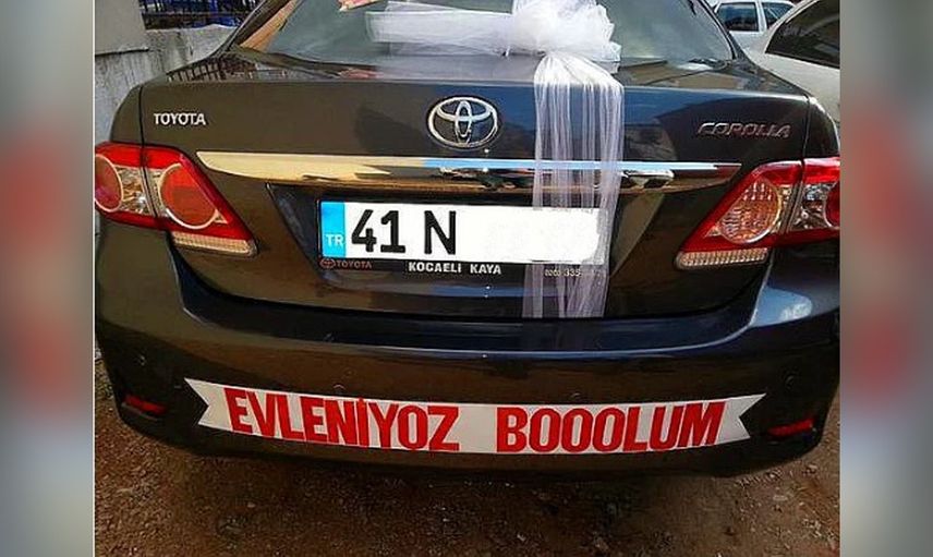 Siz evlenmeyin diyeceğiniz saçma gelin arabası yazıları