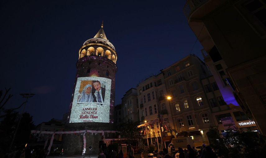 Anneler Günü, Galata Kulesi'ne Yansıtılan Fotoğraflarla Kutlandı