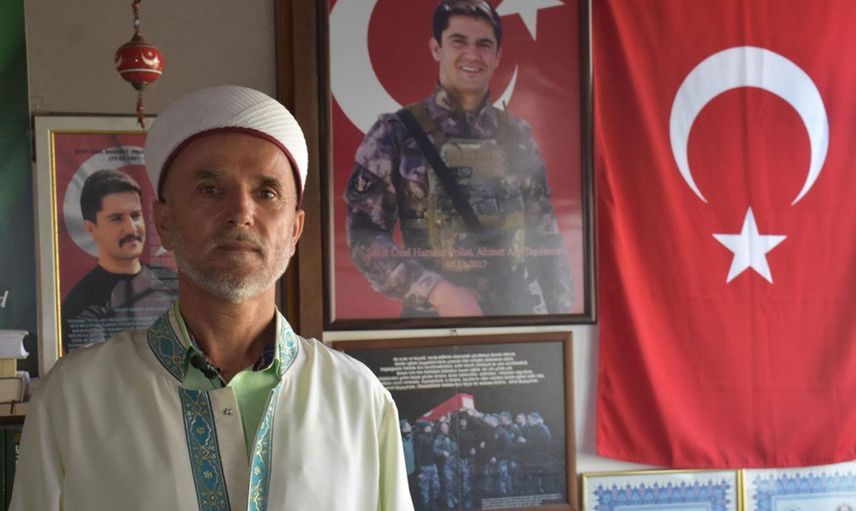 İzmir'deki imam herkesin takdirini topladı! Turistlere İslam'ı anlatan imam kısa sürede gündem oldu