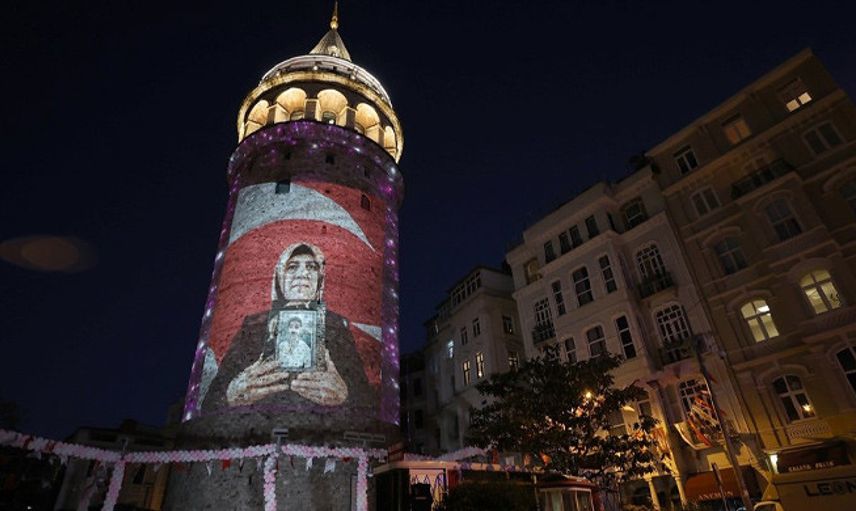 Anneler Günü, Galata Kulesi'ne Yansıtılan Fotoğraflarla Kutlandı