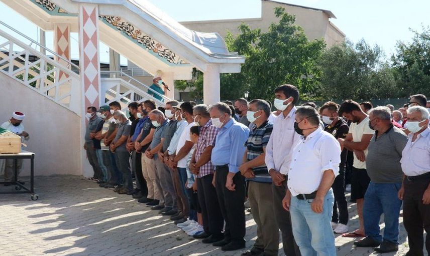İzmir’de Korkunç Cinayet: Sevgilisinin Boğazını Keserek Öldürdü!
