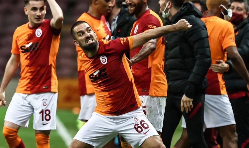 Galatasaray'da Kaptan Arda Turan Futbolu Bırakıyor!