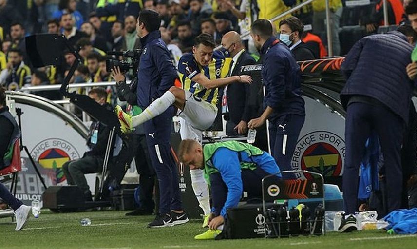 Fenerbahçe'de Mesut Özil Antalyaspor Maçında İsmail Kartal'a Tepki Gösterdi!