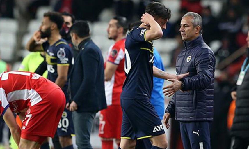 Fenerbahçe'de Mesut Özil Antalyaspor Maçında İsmail Kartal'a Tepki Gösterdi!