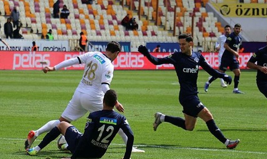 Süper Lig ekiplerinden Yeni Malatyaspor'da Sadık Çiftpınar, taraftarın protestosu nedeniyle oyundan çıkmak istedi!