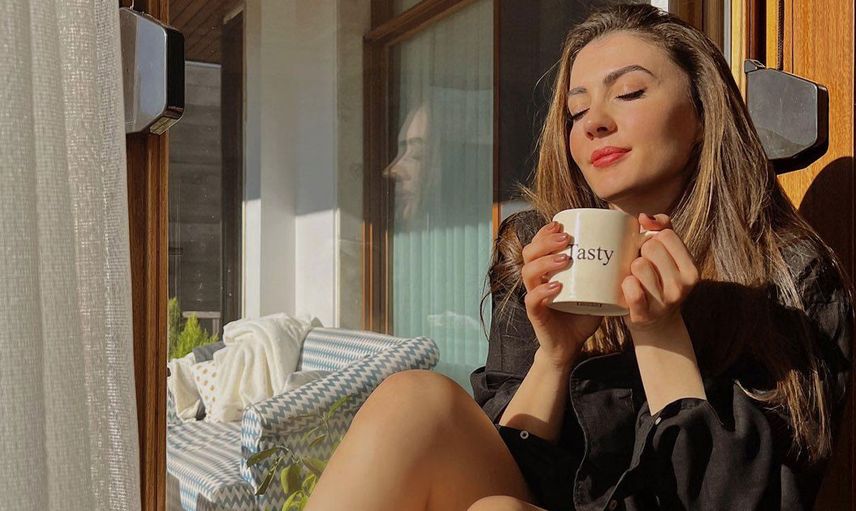 Burcu Özberk pozlarıyla rakiplerini ezdi geçti! Şezlongda sere serpe uzanan güzel oyuncu görenlerin aklını başından aldı