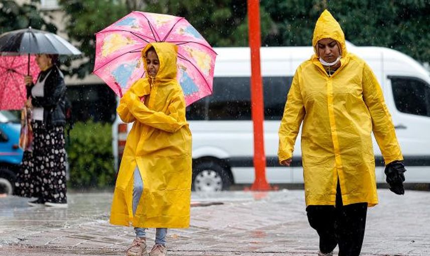 Antalya'da Beklenen Oldu! Fırtına ve Sağanak Etkisni Gösterdi