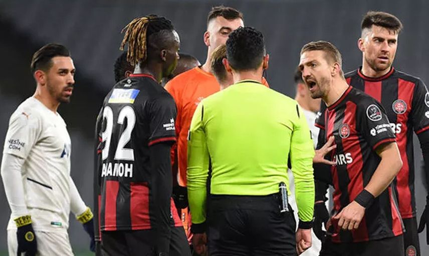 Fatih Karagümrük - Fenerbahçe Maçında Kırmızı Kart Gören Caner Erkin'in Hakeme Söylediği Sözler Ortaya Çıktı!