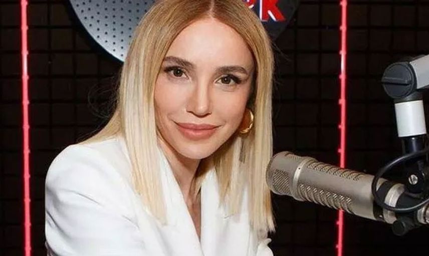 Gülşen sahnede yine yaptı yapacağı! Ama bu sefer abarttı kocasının gözü önünde önce erkek arkadaşının kucağına oturdu sonra da Edis'le kalça dansı yaptılar
