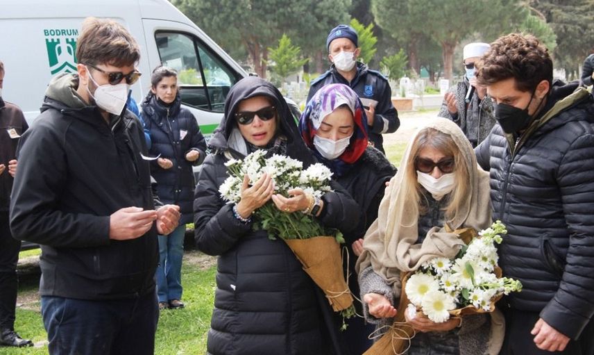 Seray Sever'in babasının cenazesinde yürek burkan detay