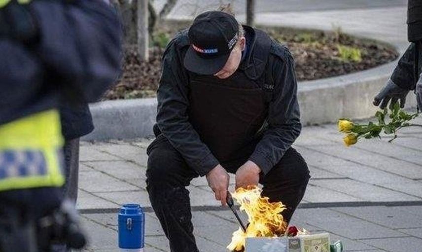 İsveç'te sağcı bir lider polis korumasıyla birlikte Kur'an'ı yaktı