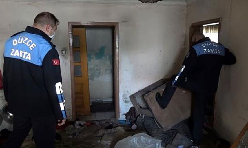 Düzce de insanlık dramı! Kötü kokuların geldiği eve polis bakın yaptı görüntüler herkesi üzdü
