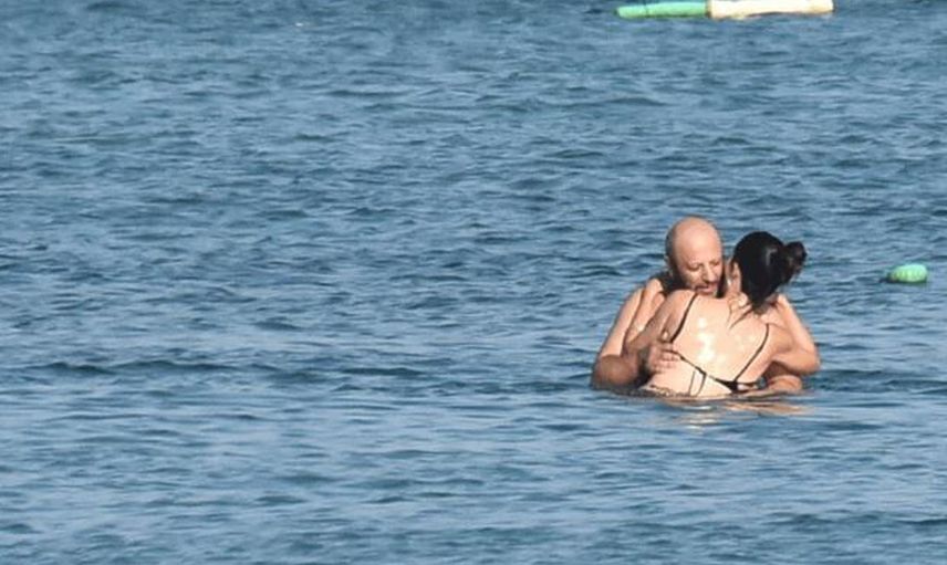 Serkan Keskin ve Meriç Aral tatilde aşka geldi! İkili denizin ortasında kimseyi umursamadan yakınlaştı o anlar Bebek Sahili rezaletini akıllara getirdi