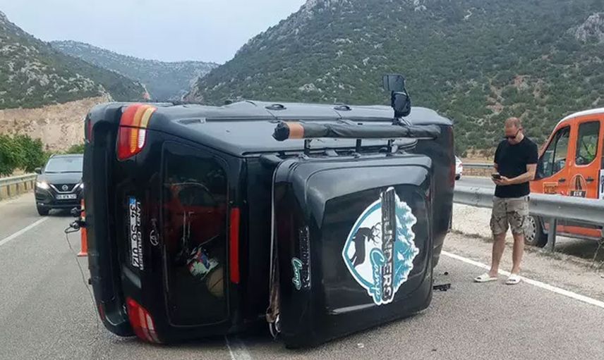 Ailesi de içindeydi: Ünlü sanatçının kullandığı araç yola devrildi