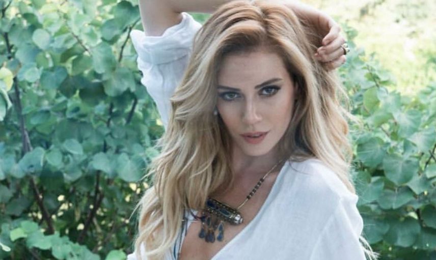 Sosyal medya bu fotoğrafı konuşuyor: Sinem Kobal’la aynı dizide rol aldığı kardeşinin o görüntüleri ortaya çıktı