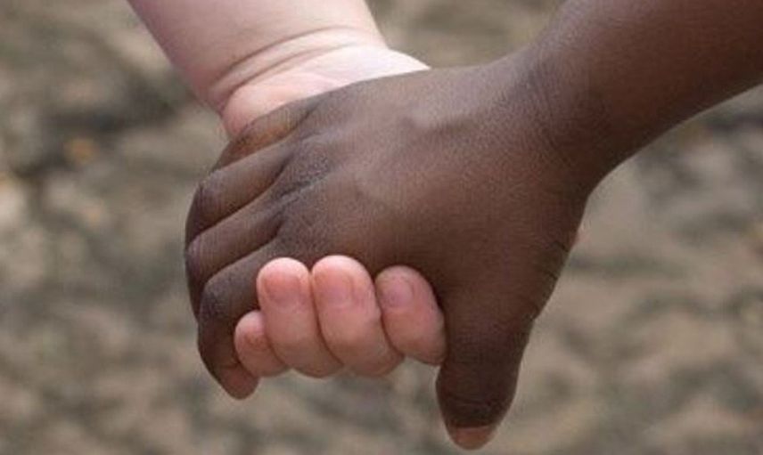 Kızının çantasına kamera takan anne gördüklerine inanamadı!