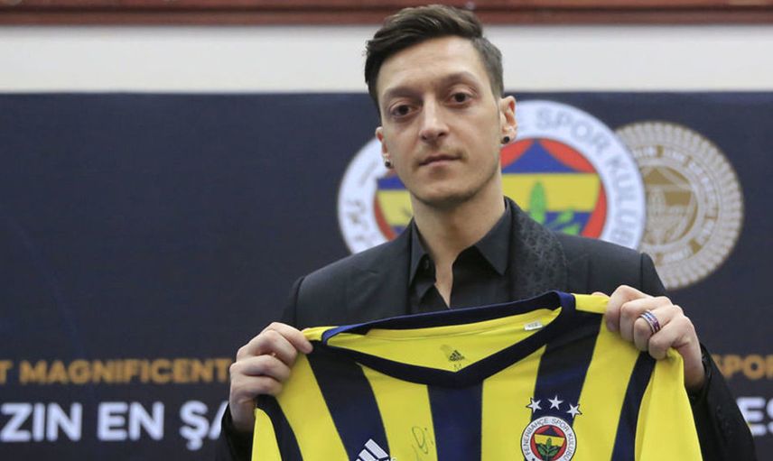 Fenerbahçeli Mesut Özil'in Frankfurt Maçındaki Performansı İngiltere'de Gündem Oldu!