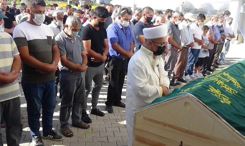 İzmir’de Korkunç Cinayet: Sevgilisinin Boğazını Keserek Öldürdü!